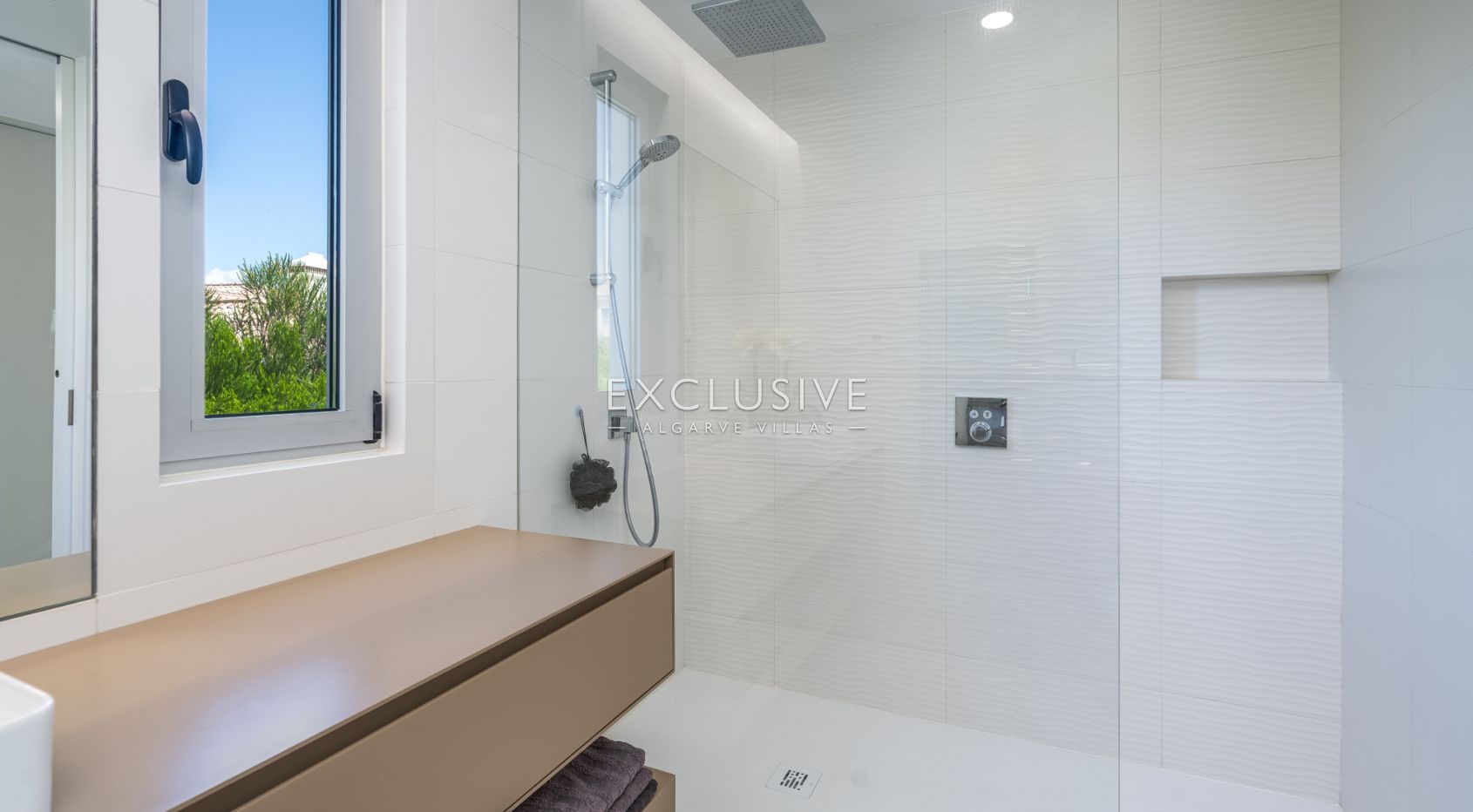 Zeitgenössische Villa mit Meerblick, Pool und Privatsphäre in Stadtnähe