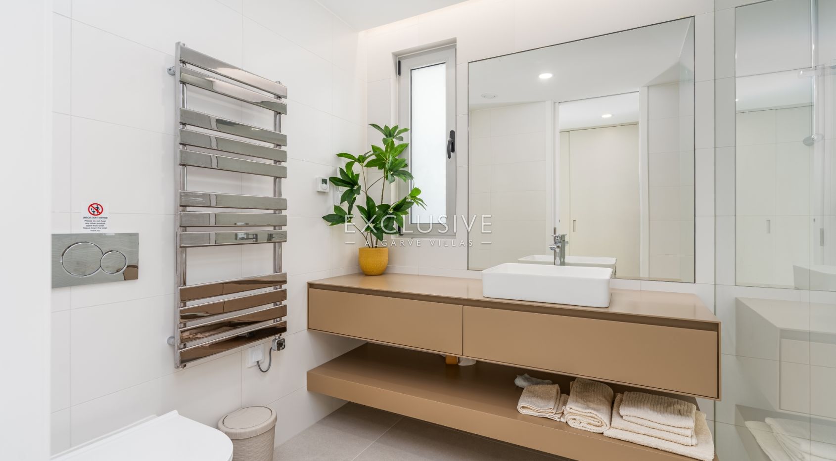 Zeitgenössische Villa mit Meerblick, Pool und Privatsphäre in Stadtnähe