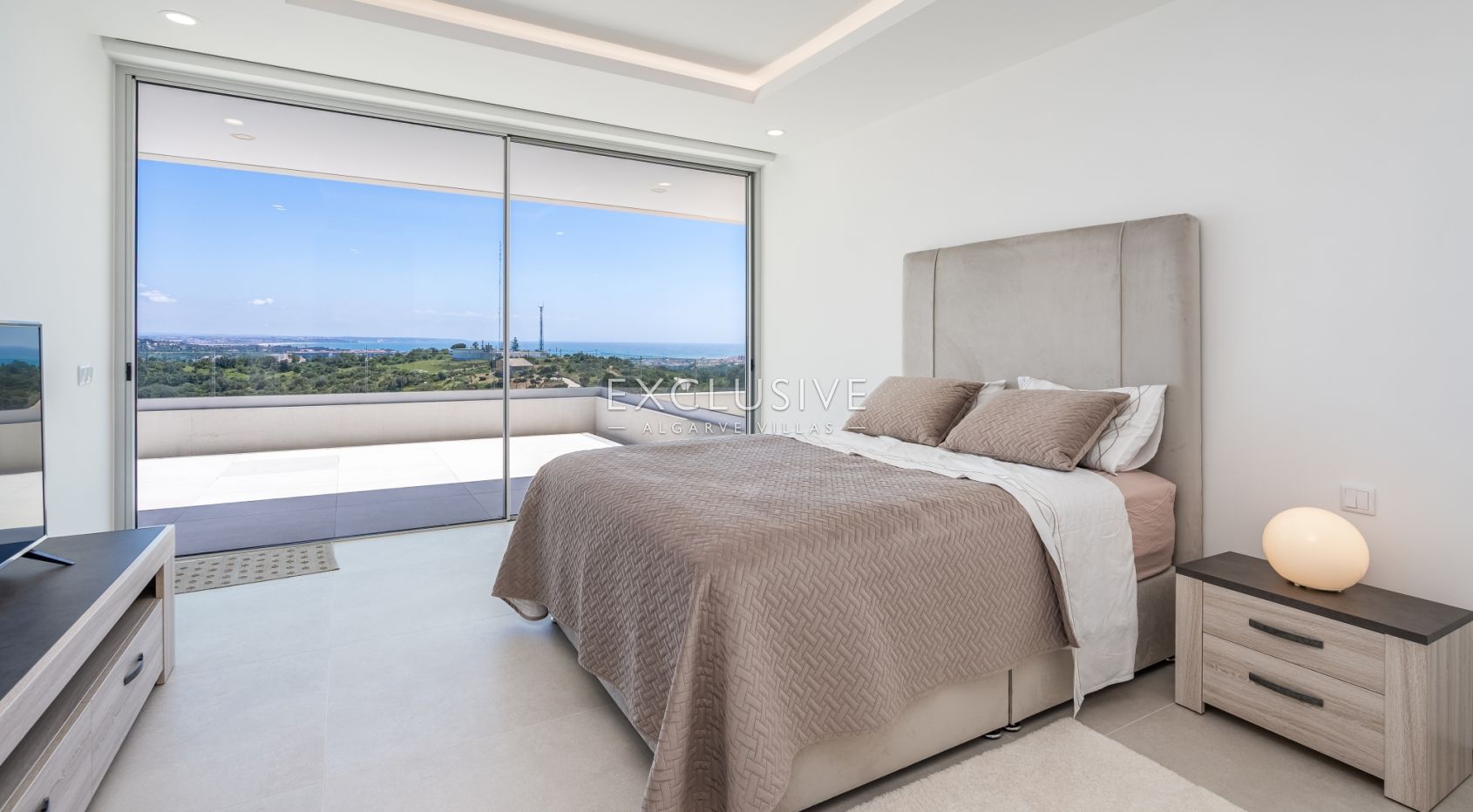 Zeitgenössische Villa mit Meerblick, Pool und Privatsphäre in Stadtnähe