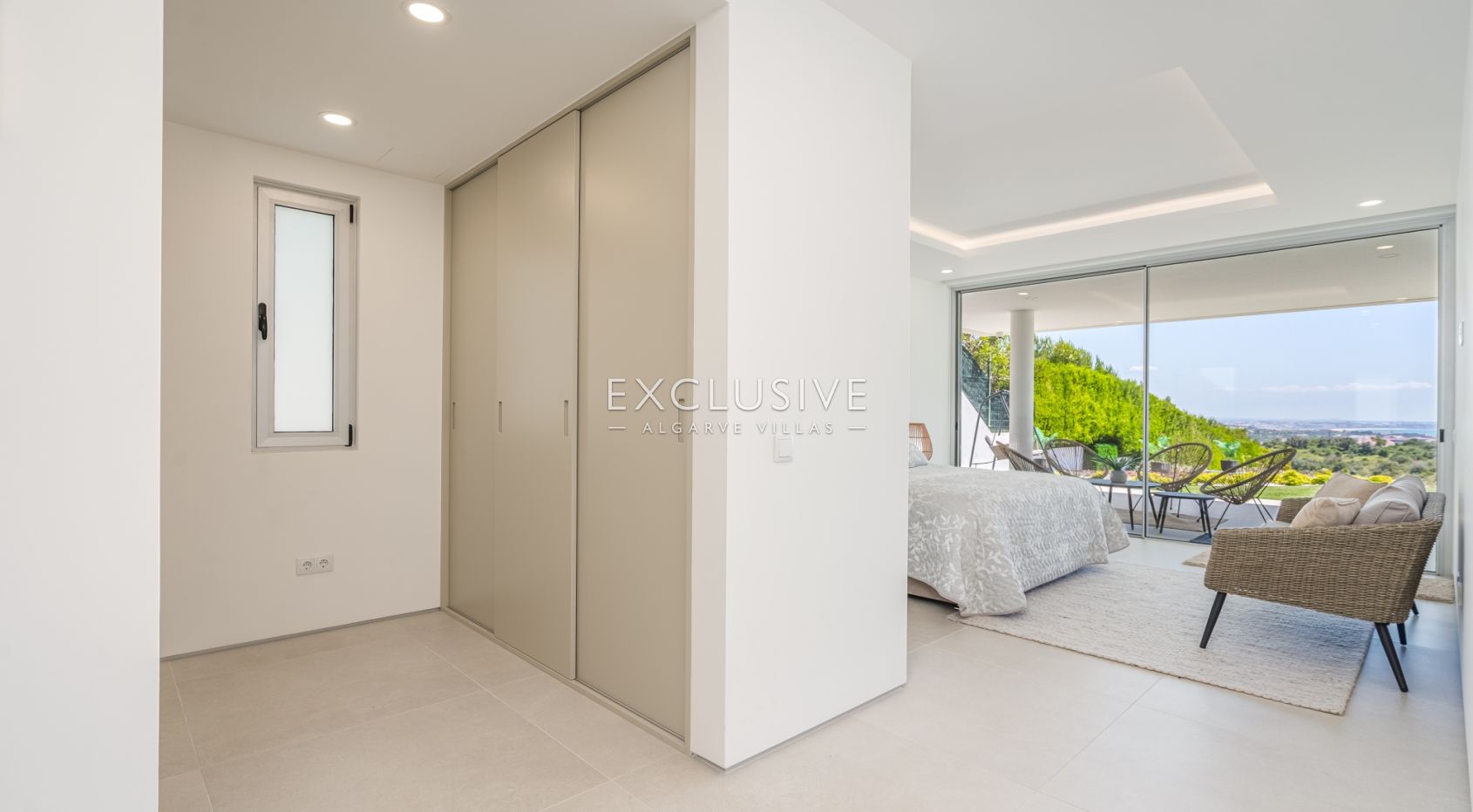 Zeitgenössische Villa mit Meerblick, Pool und Privatsphäre in Stadtnähe