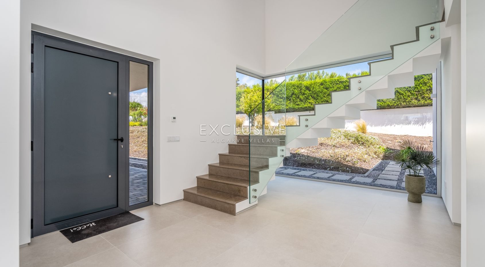 Zeitgenössische Villa mit Meerblick, Pool und Privatsphäre in Stadtnähe