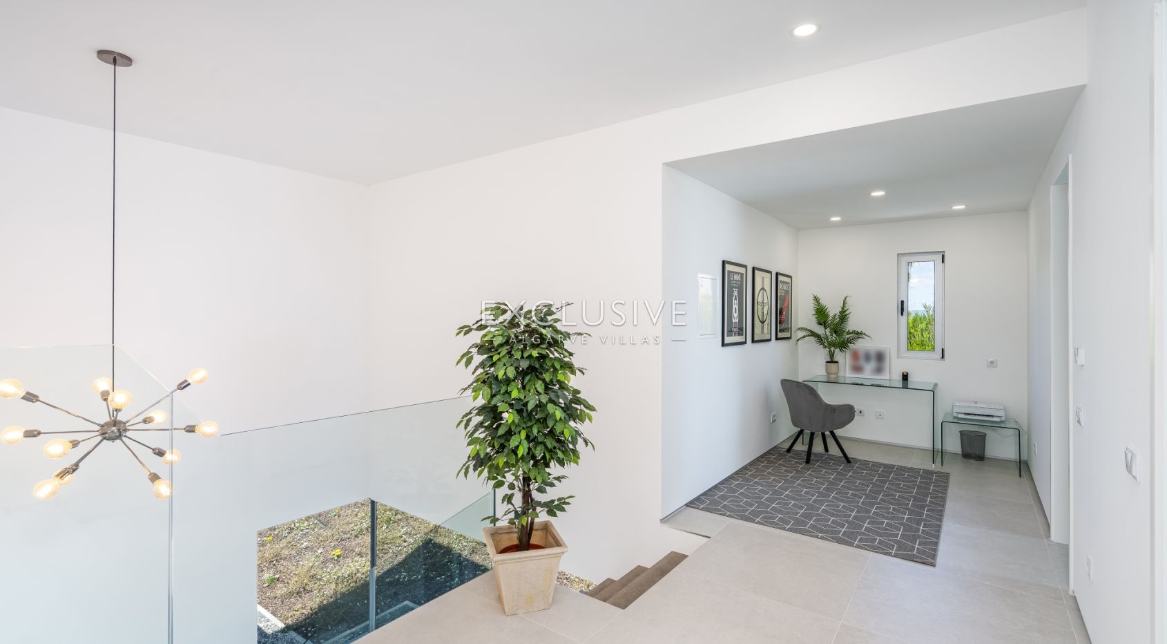 Zeitgenössische Villa mit Meerblick, Pool und Privatsphäre in Stadtnähe