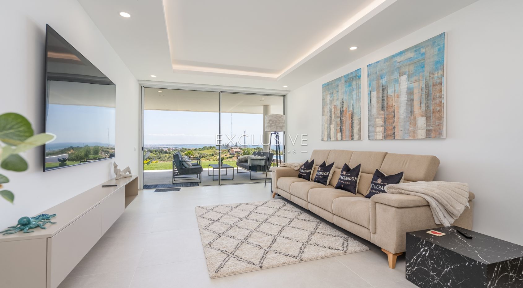 Zeitgenössische Villa mit Meerblick, Pool und Privatsphäre in Stadtnähe