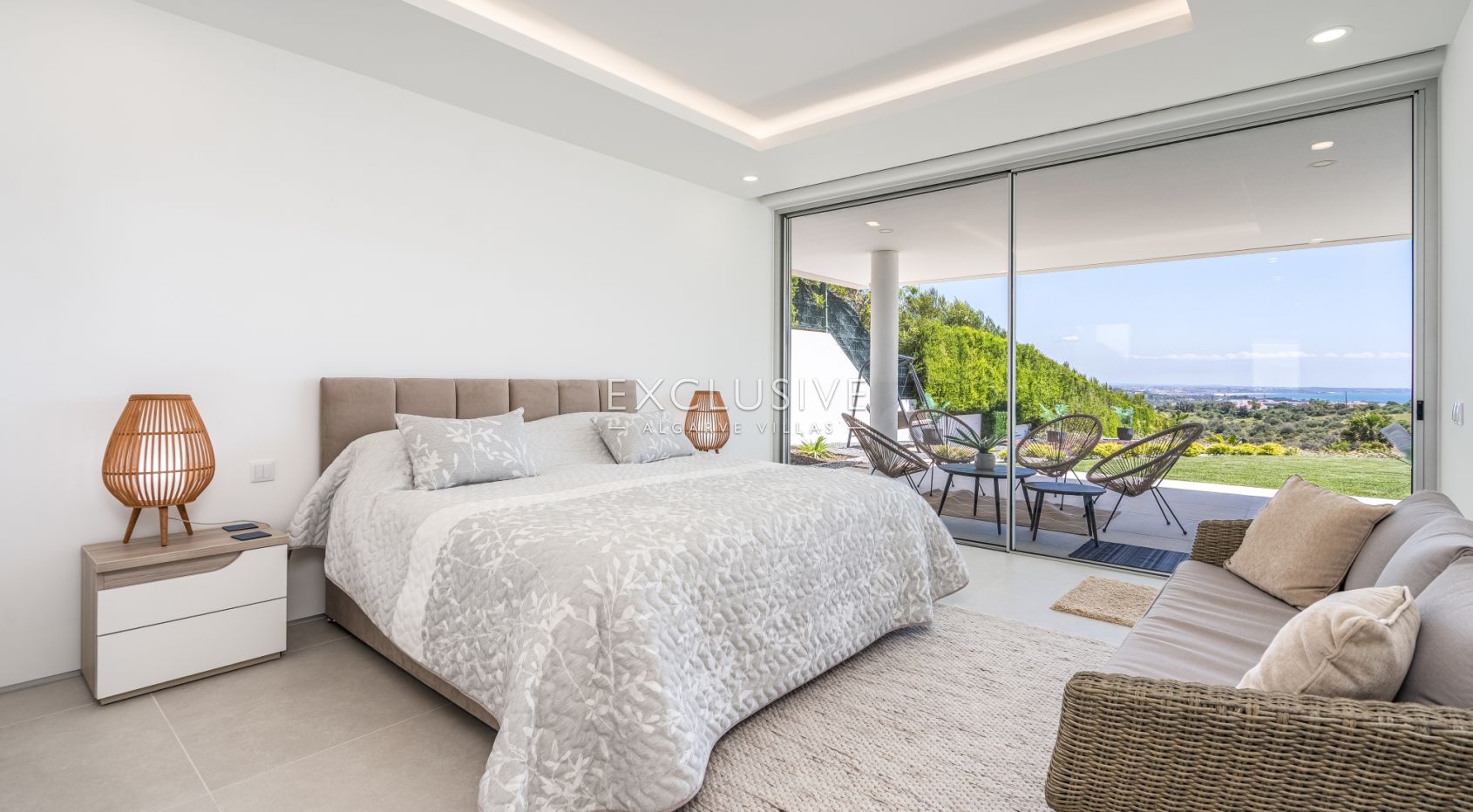 Zeitgenössische Villa mit Meerblick, Pool und Privatsphäre in Stadtnähe