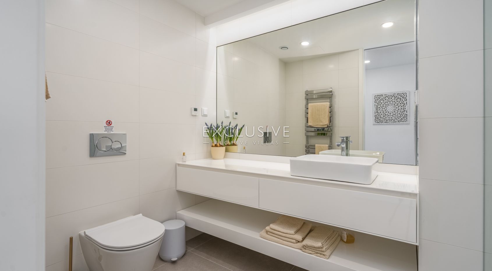 Zeitgenössische Villa mit Meerblick, Pool und Privatsphäre in Stadtnähe
