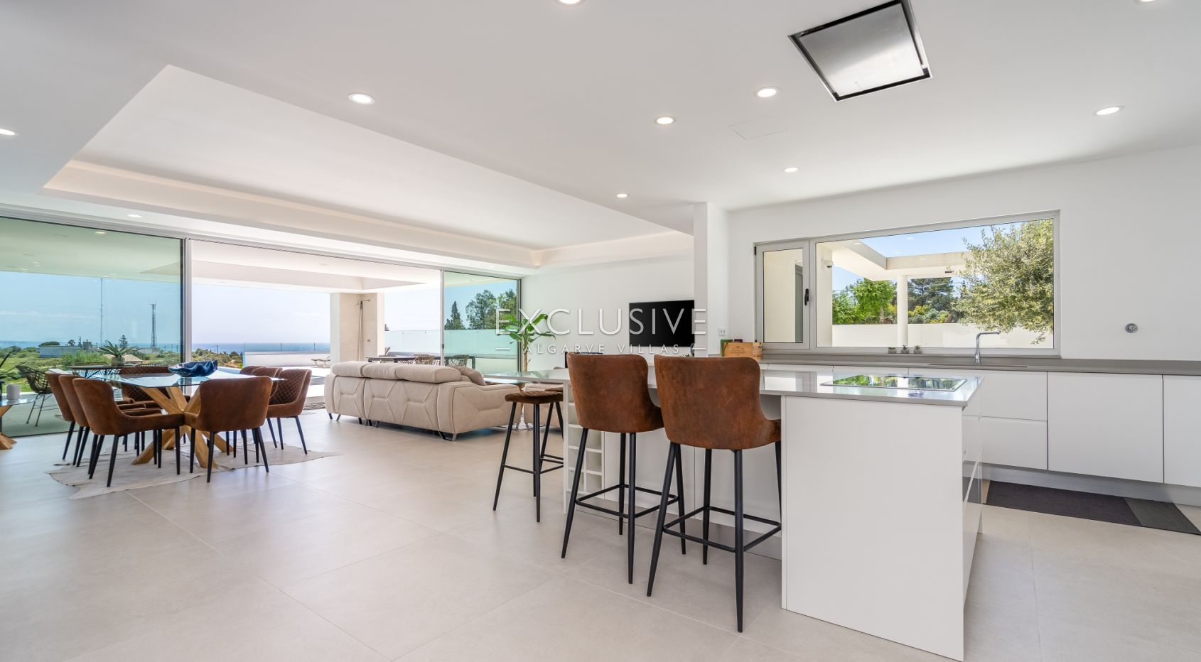 Zeitgenössische Villa mit Meerblick, Pool und Privatsphäre in Stadtnähe