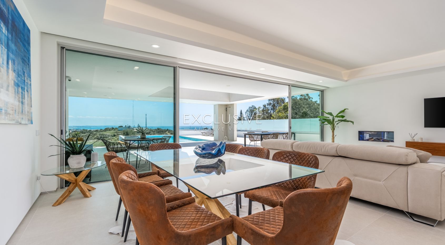 Zeitgenössische Villa mit Meerblick, Pool und Privatsphäre in Stadtnähe