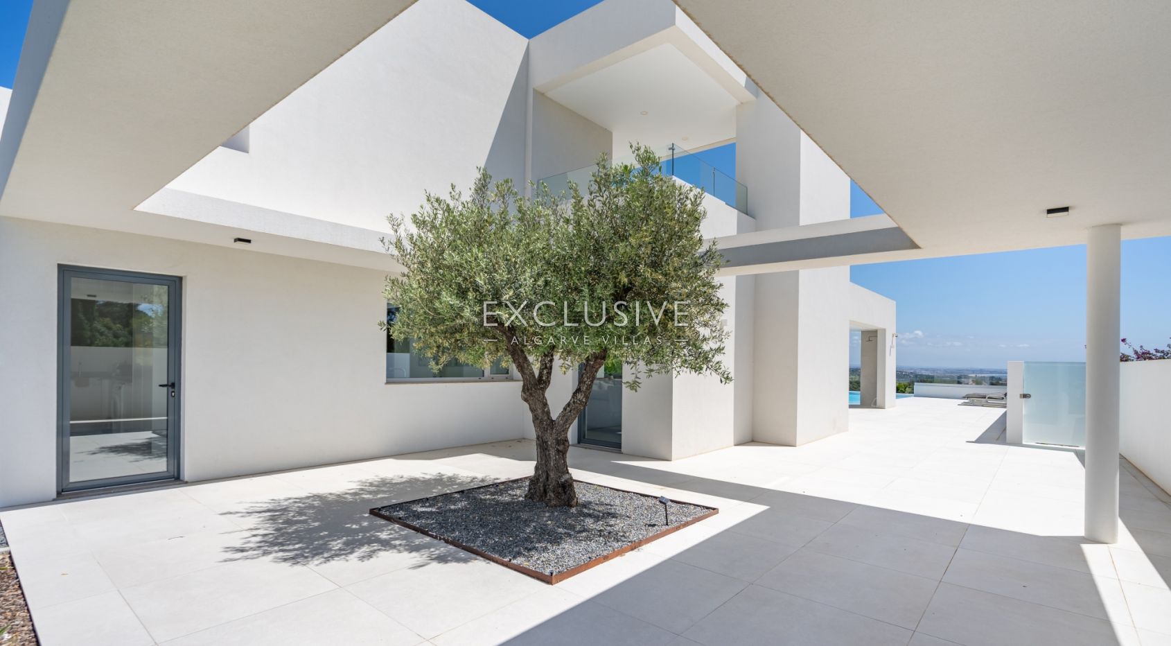 Zeitgenössische Villa mit Meerblick, Pool und Privatsphäre in Stadtnähe