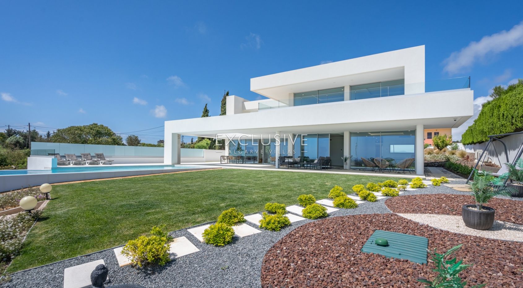 Zeitgenössische Villa mit Meerblick, Pool und Privatsphäre in Stadtnähe