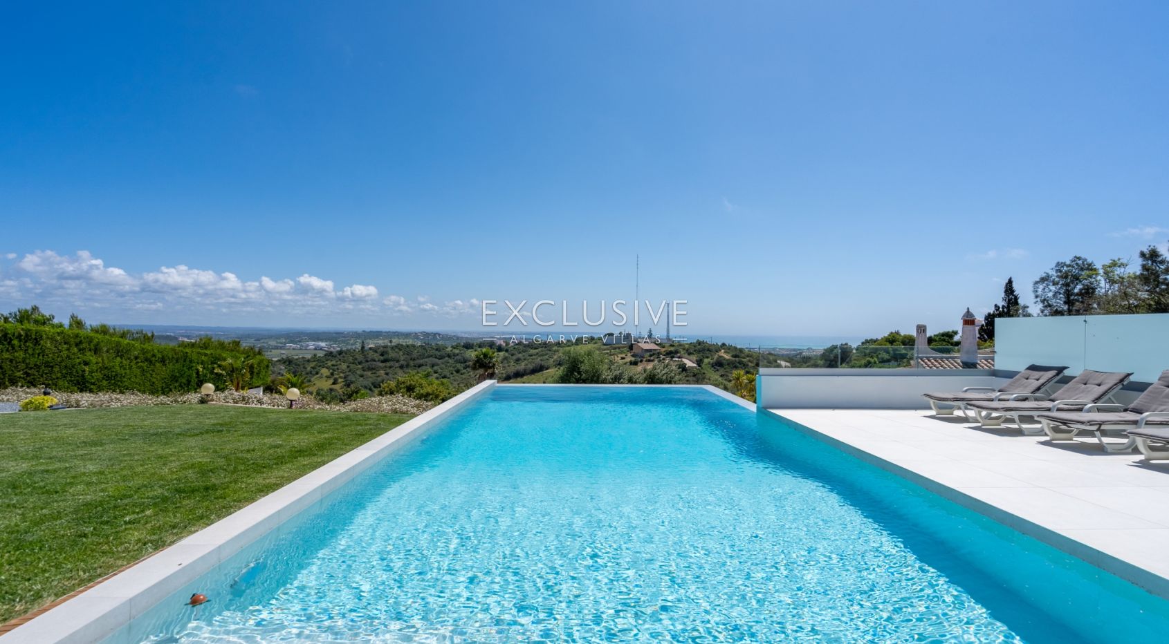 Zeitgenössische Villa mit Meerblick, Pool und Privatsphäre in Stadtnähe