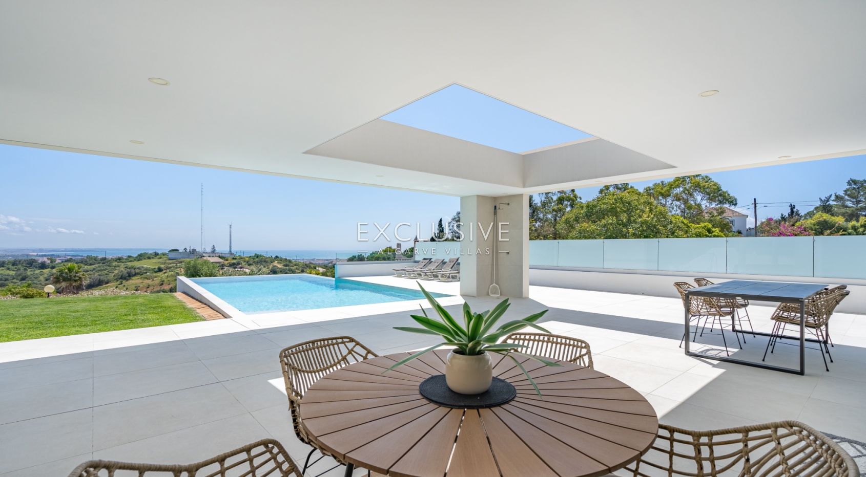 Zeitgenössische Villa mit Meerblick, Pool und Privatsphäre in Stadtnähe