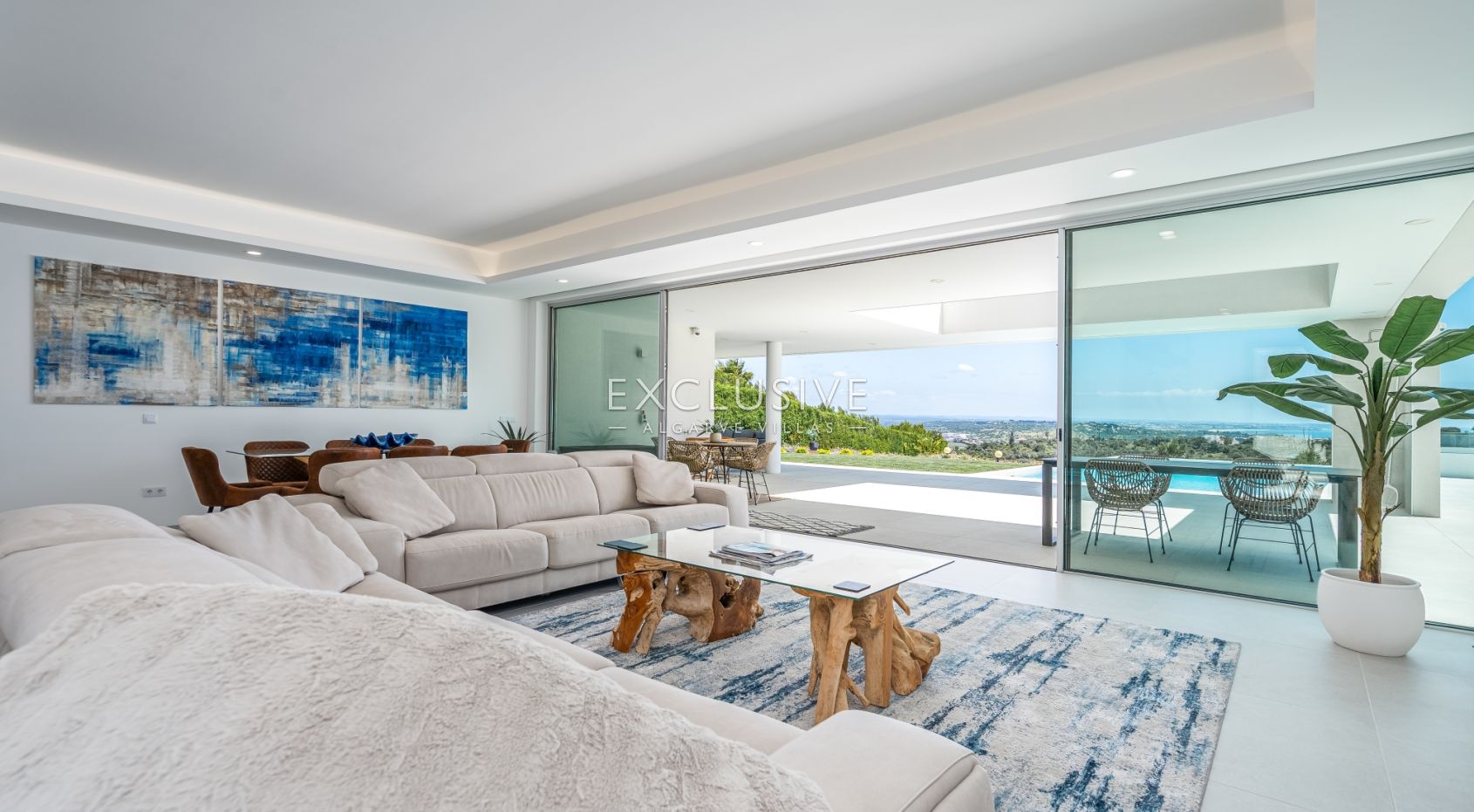 Zeitgenössische Villa mit Meerblick, Pool und Privatsphäre in Stadtnähe