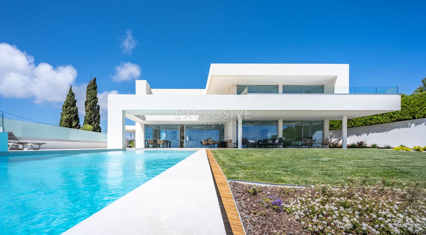 Zeitgenössische Villa mit Meerblick, Pool und Privatsphäre in Stadtnähe