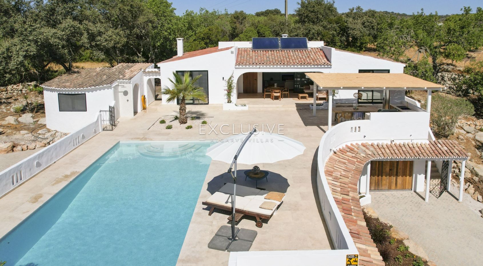 Fully renovated 3+3 bed villa Sta Barbara de Nexe, Central Algarve