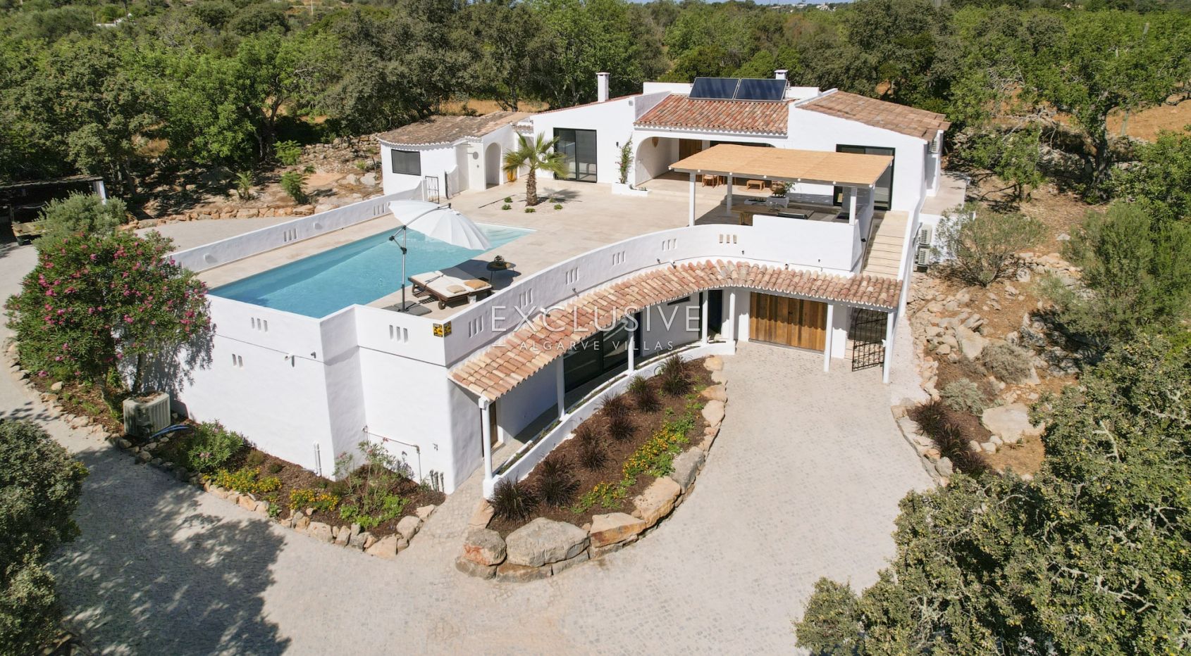Fully renovated 3+3 bed villa Sta Barbara de Nexe, Central Algarve