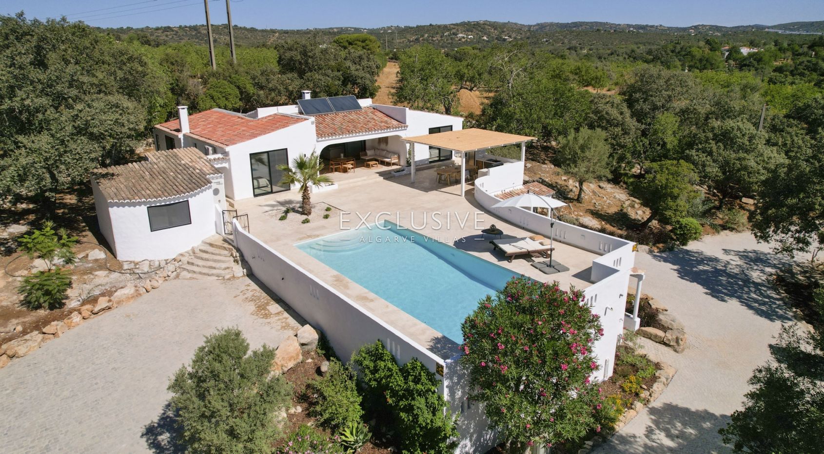 Fully renovated 3+3 bed villa Sta Barbara de Nexe, Central Algarve