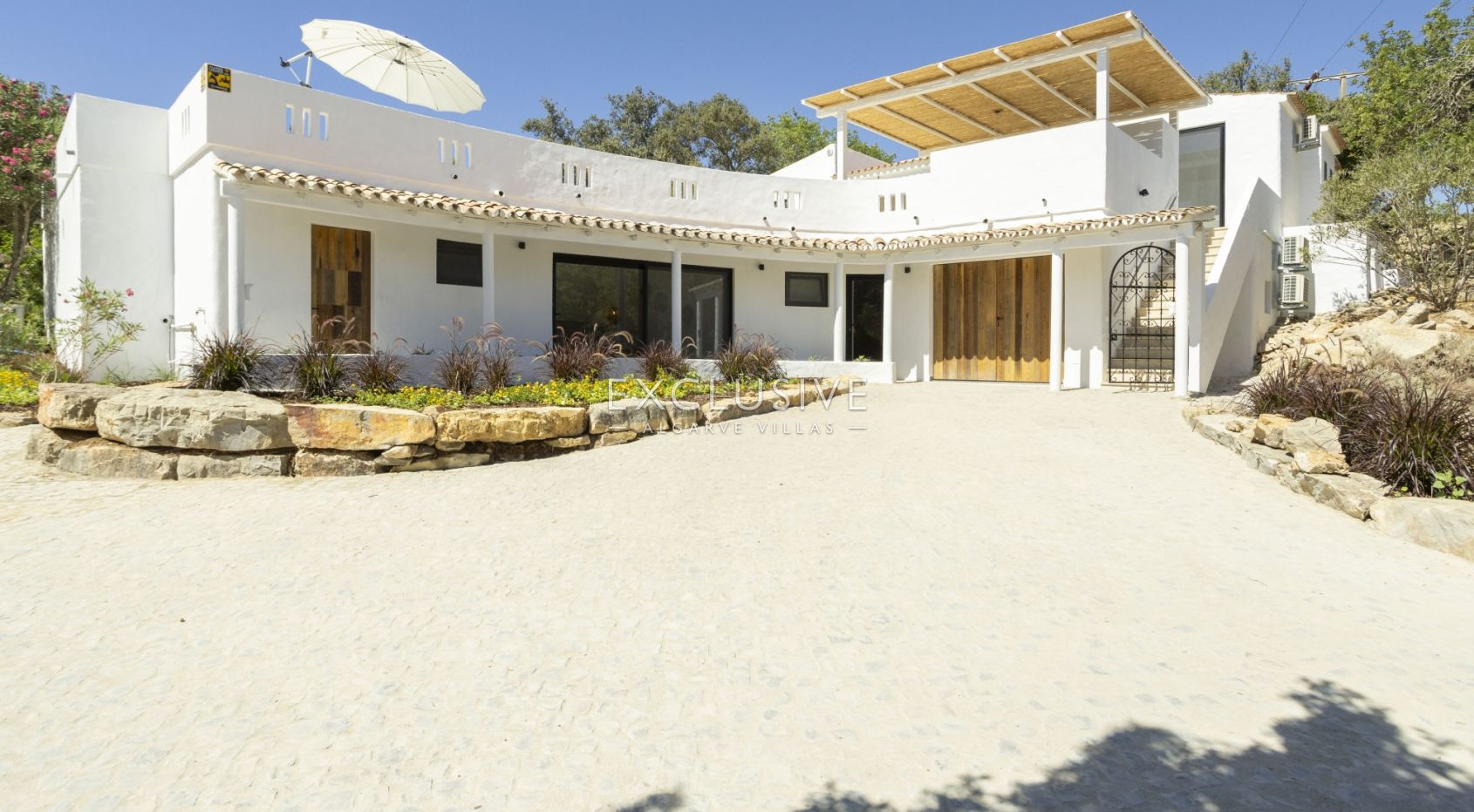 Fully renovated 3+3 bed villa Sta Barbara de Nexe, Central Algarve