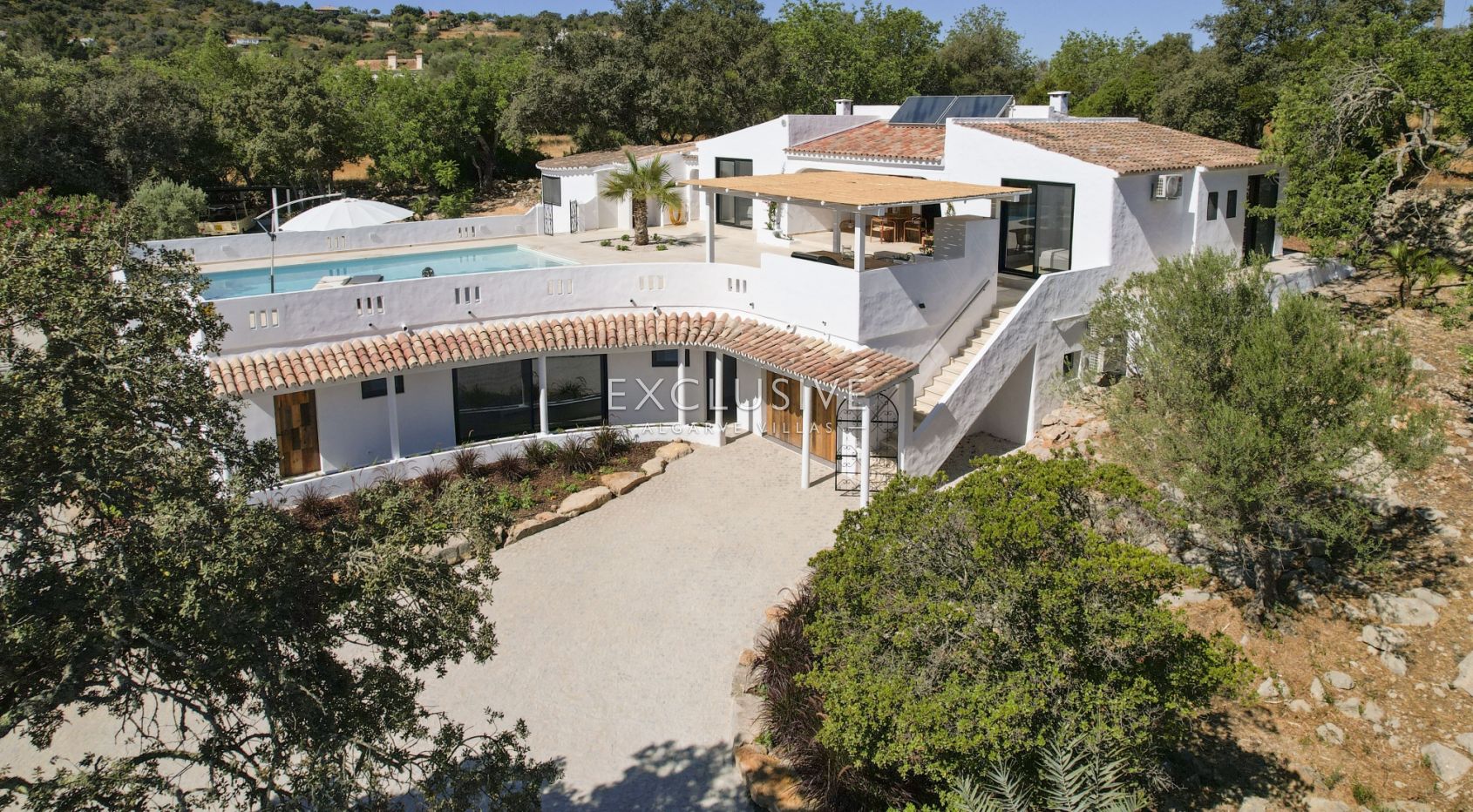 Fully renovated 3+3 bed villa Sta Barbara de Nexe, Central Algarve