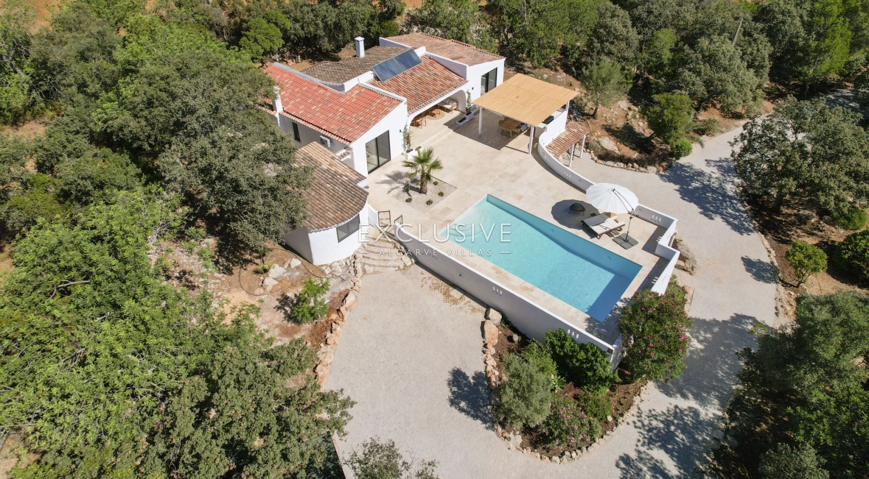 Fully renovated 3+3 bed villa Sta Barbara de Nexe, Central Algarve