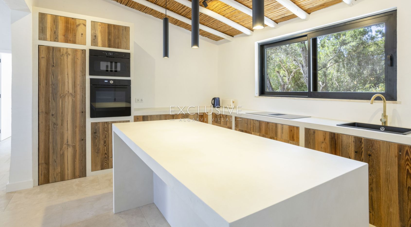 Fully renovated 3+3 bed villa Sta Barbara de Nexe, Central Algarve