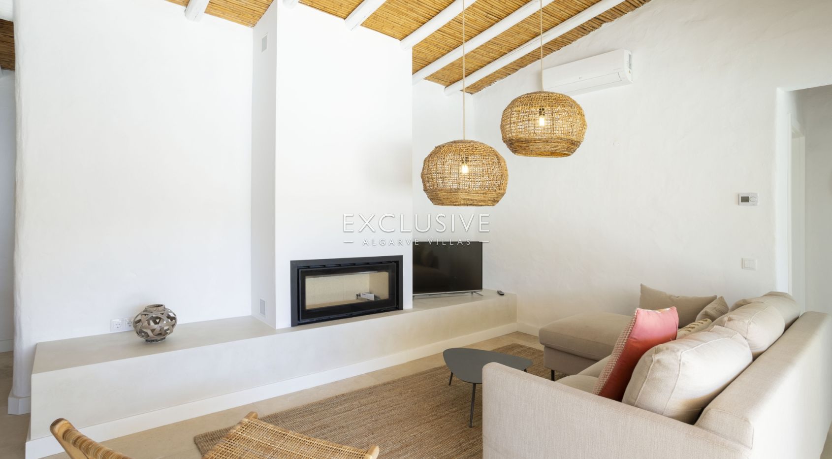 Fully renovated 3+3 bed villa Sta Barbara de Nexe, Central Algarve