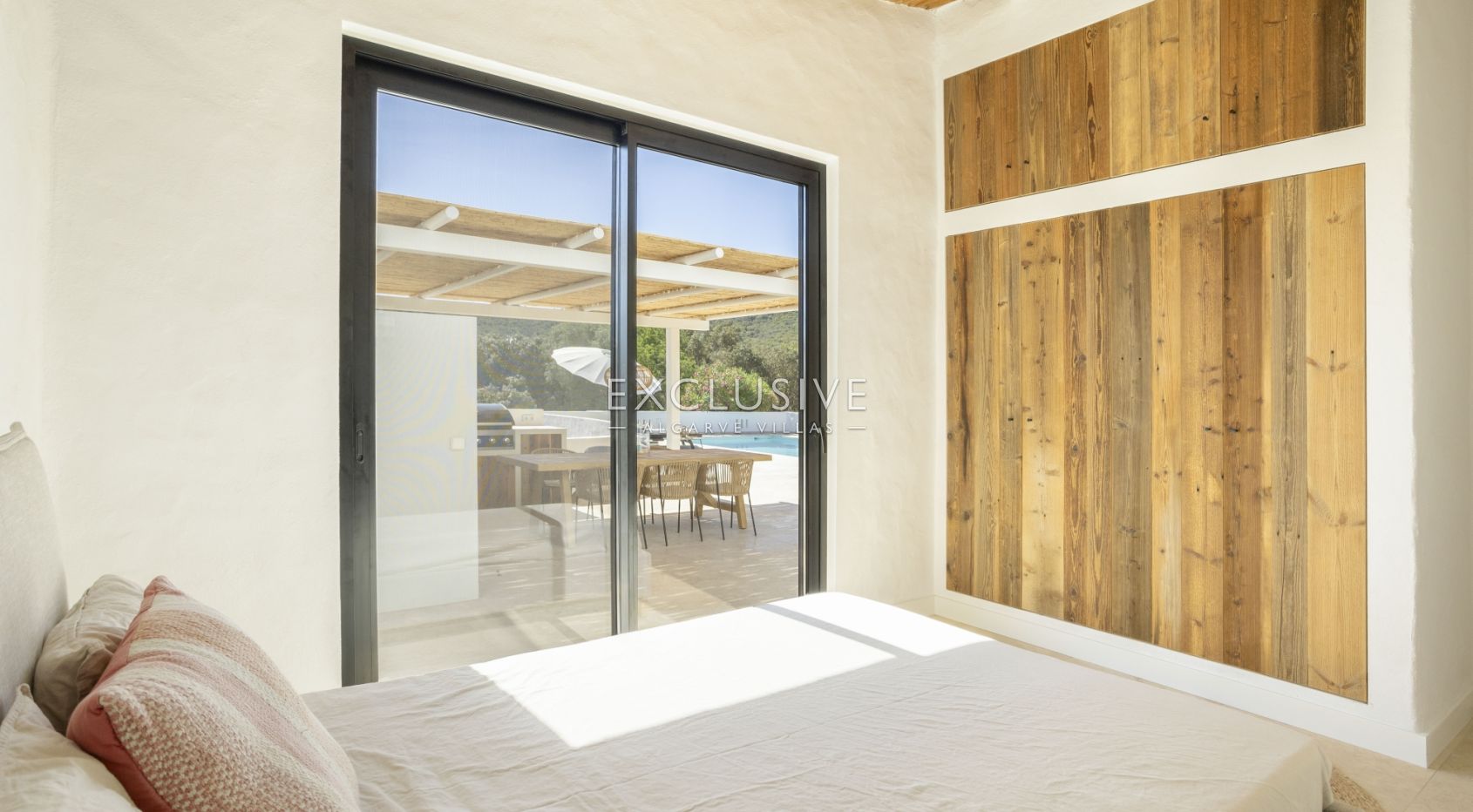 Fully renovated 3+3 bed villa Sta Barbara de Nexe, Central Algarve
