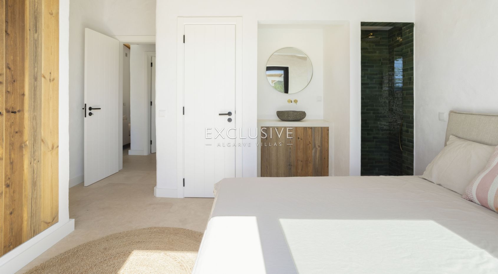 Fully renovated 3+3 bed villa Sta Barbara de Nexe, Central Algarve