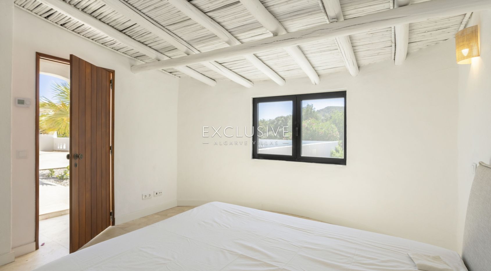 Fully renovated 3+3 bed villa Sta Barbara de Nexe, Central Algarve