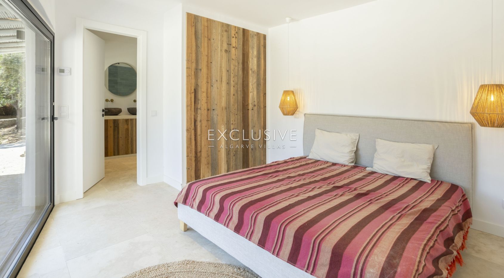 Fully renovated 3+3 bed villa Sta Barbara de Nexe, Central Algarve