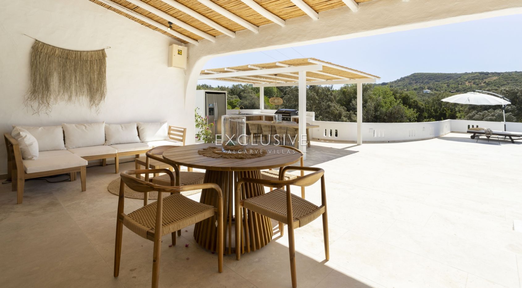 Fully renovated 3+3 bed villa Sta Barbara de Nexe, Central Algarve