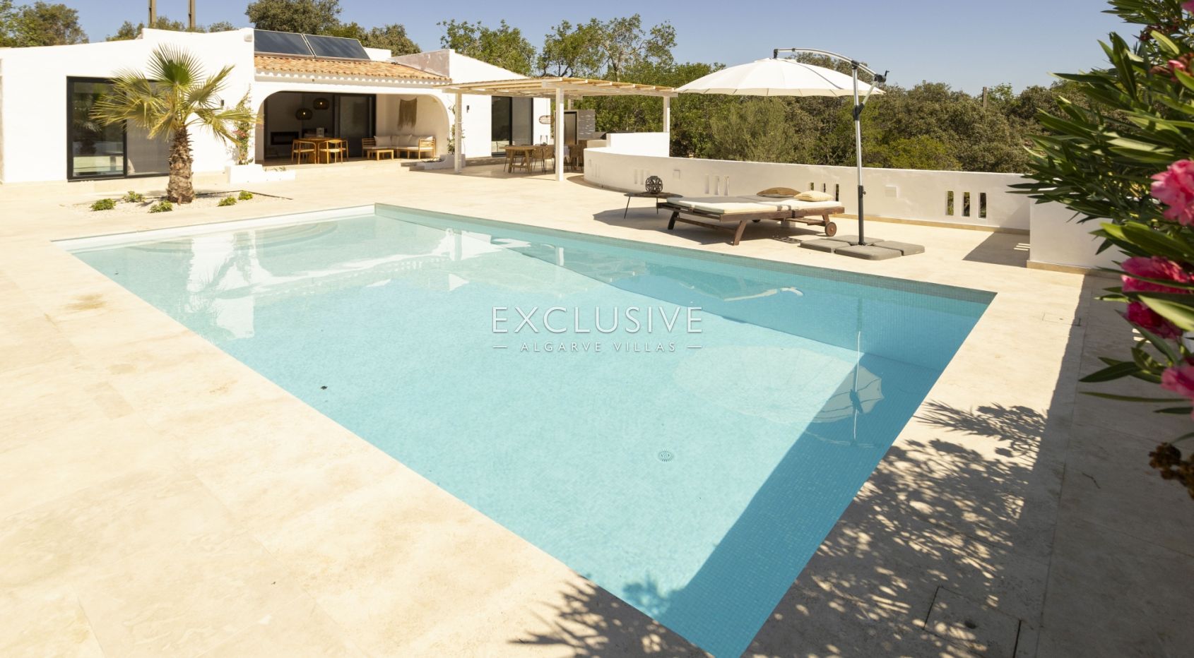 Fully renovated 3+3 bed villa Sta Barbara de Nexe, Central Algarve