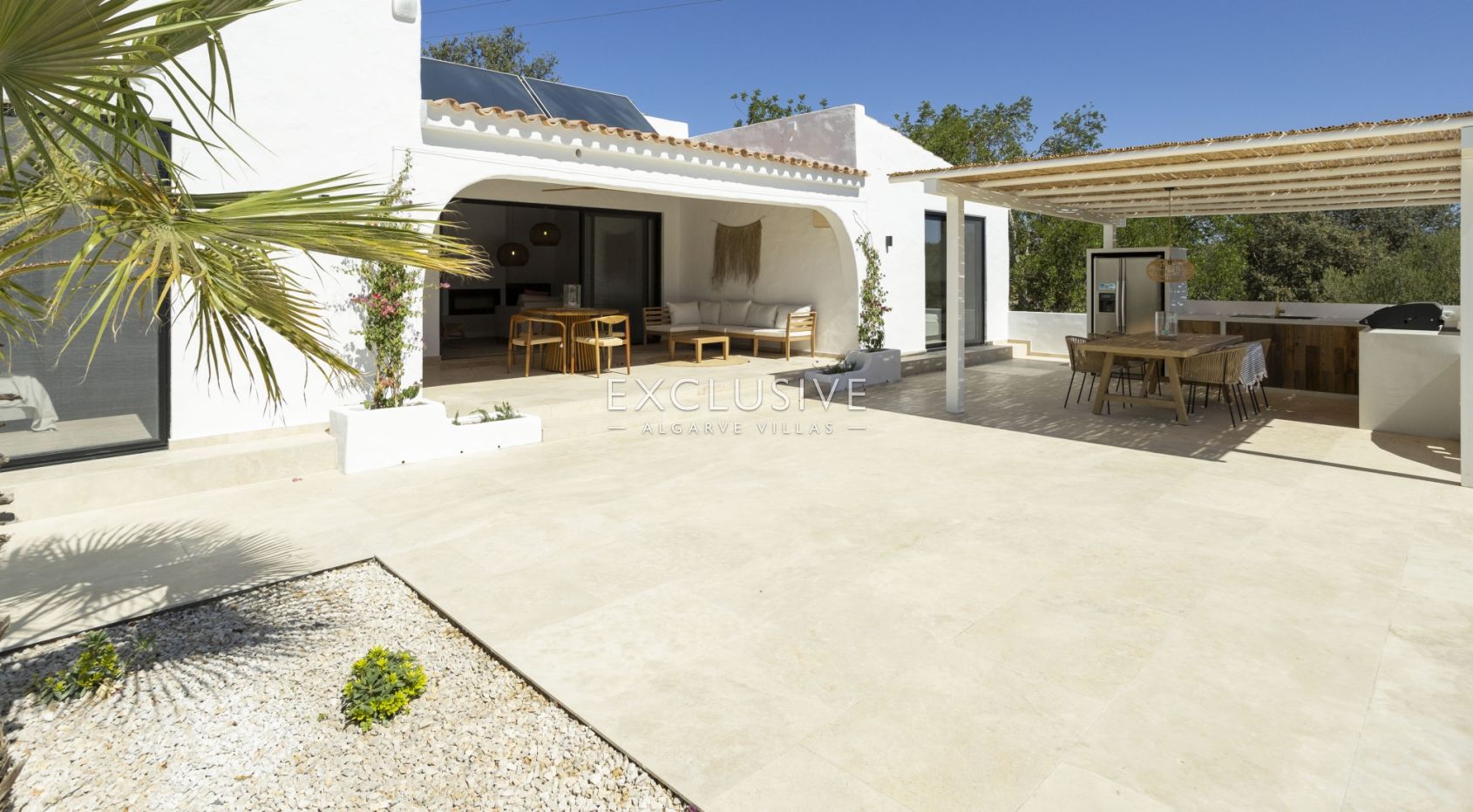 Fully renovated 3+3 bed villa Sta Barbara de Nexe, Central Algarve