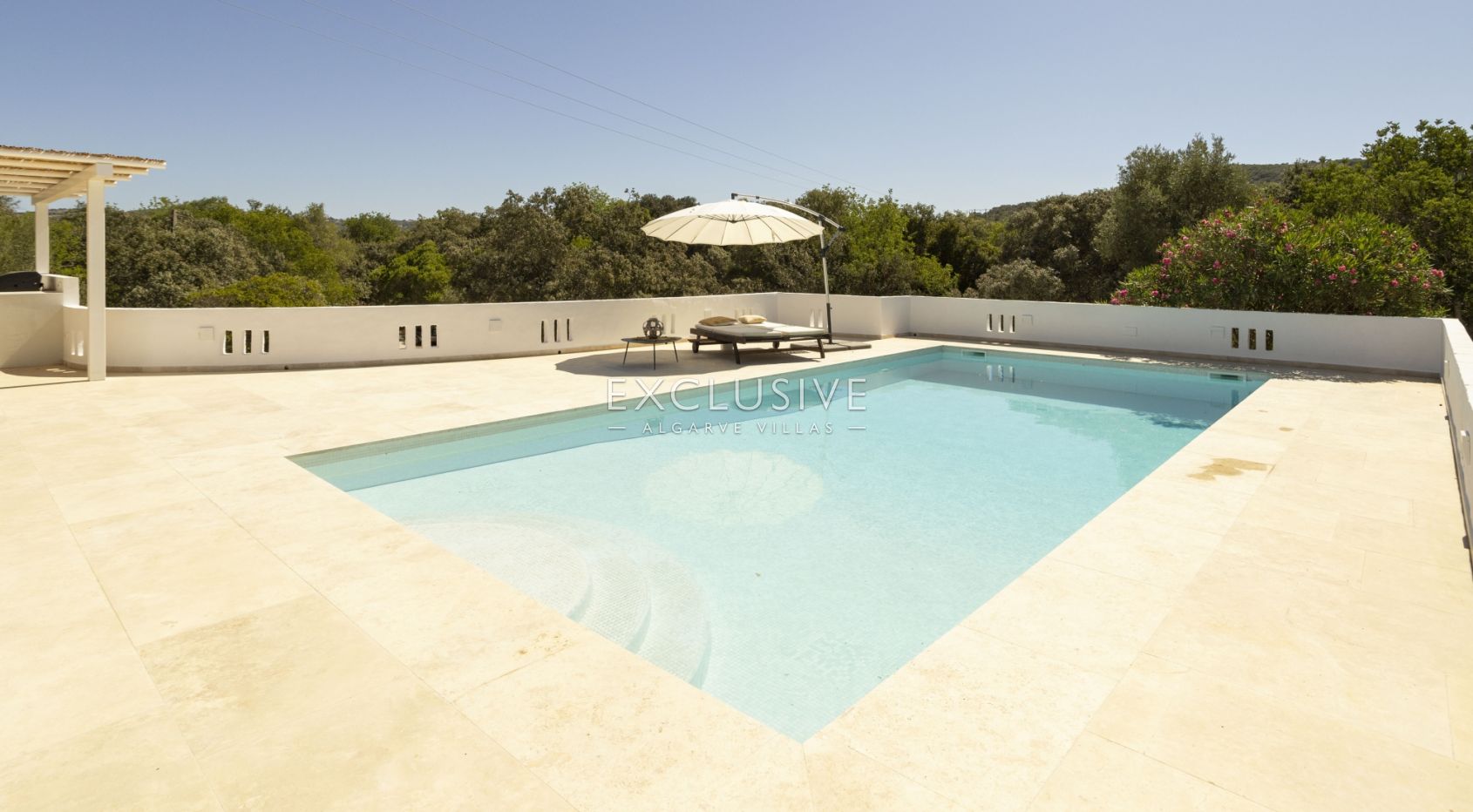 Fully renovated 3+3 bed villa Sta Barbara de Nexe, Central Algarve