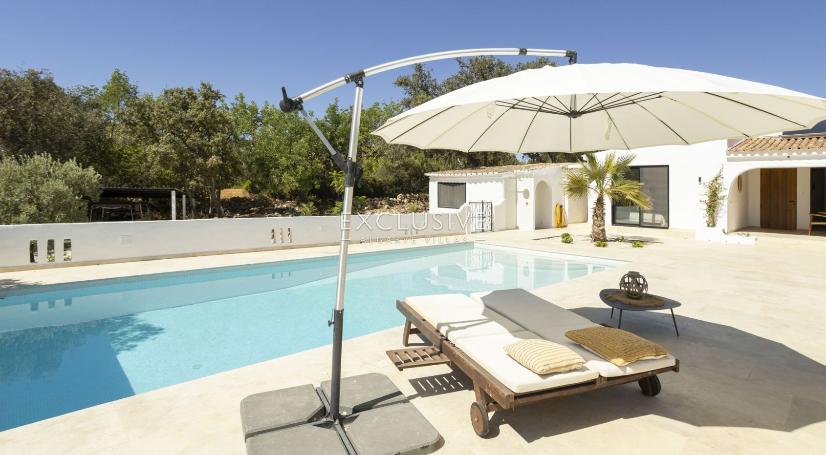 Fully renovated 3+3 bed villa Sta Barbara de Nexe, Central Algarve
