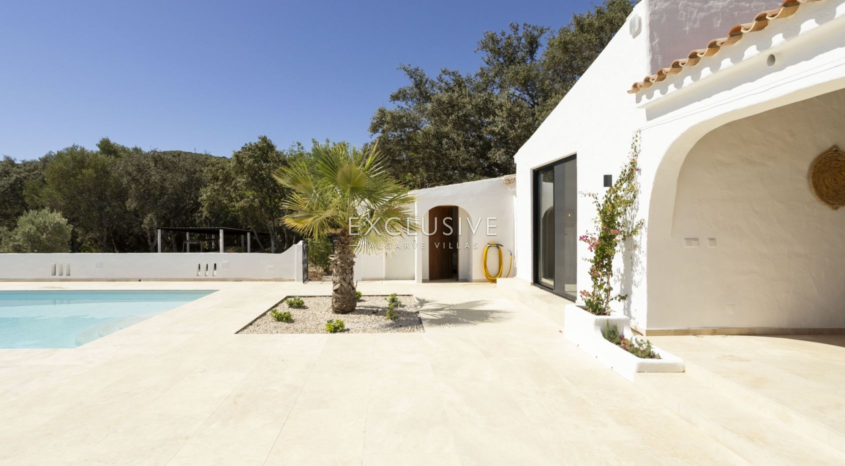 Fully renovated 3+3 bed villa Sta Barbara de Nexe, Central Algarve