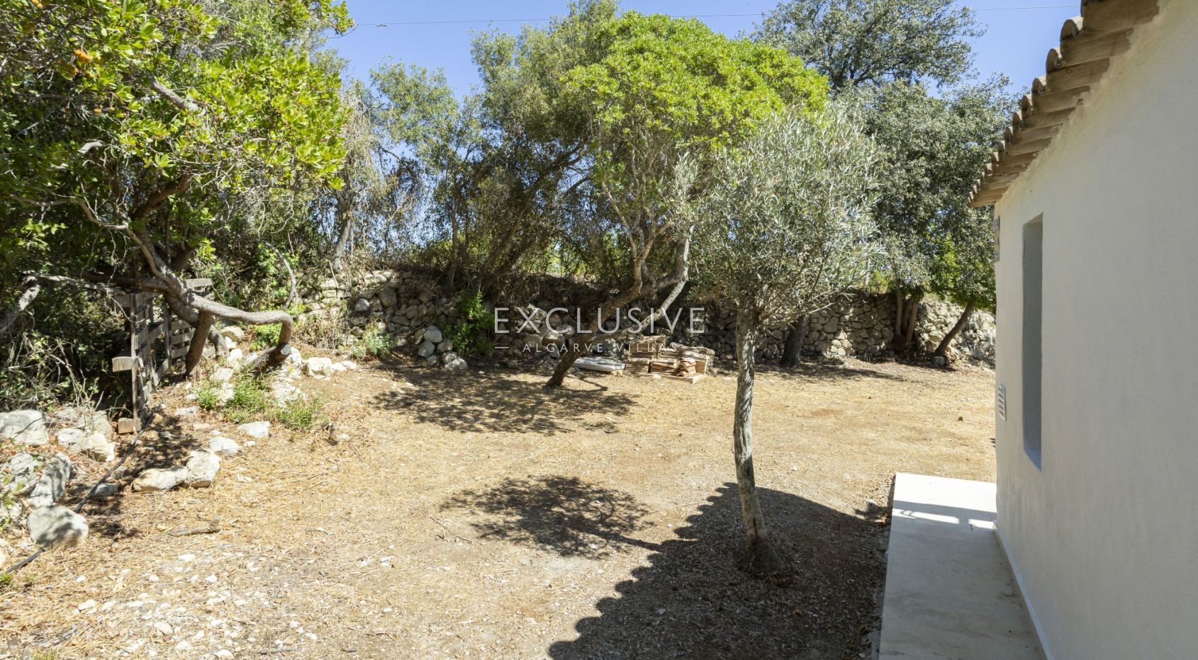 Fully renovated 3+3 bed villa Sta Barbara de Nexe, Central Algarve