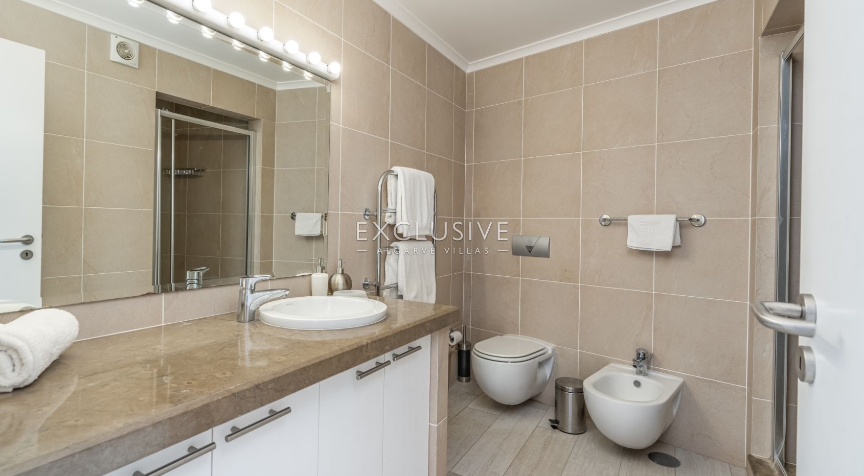 propriété de 6 chambres sur le front de mer à Praia da Luz, Algarve