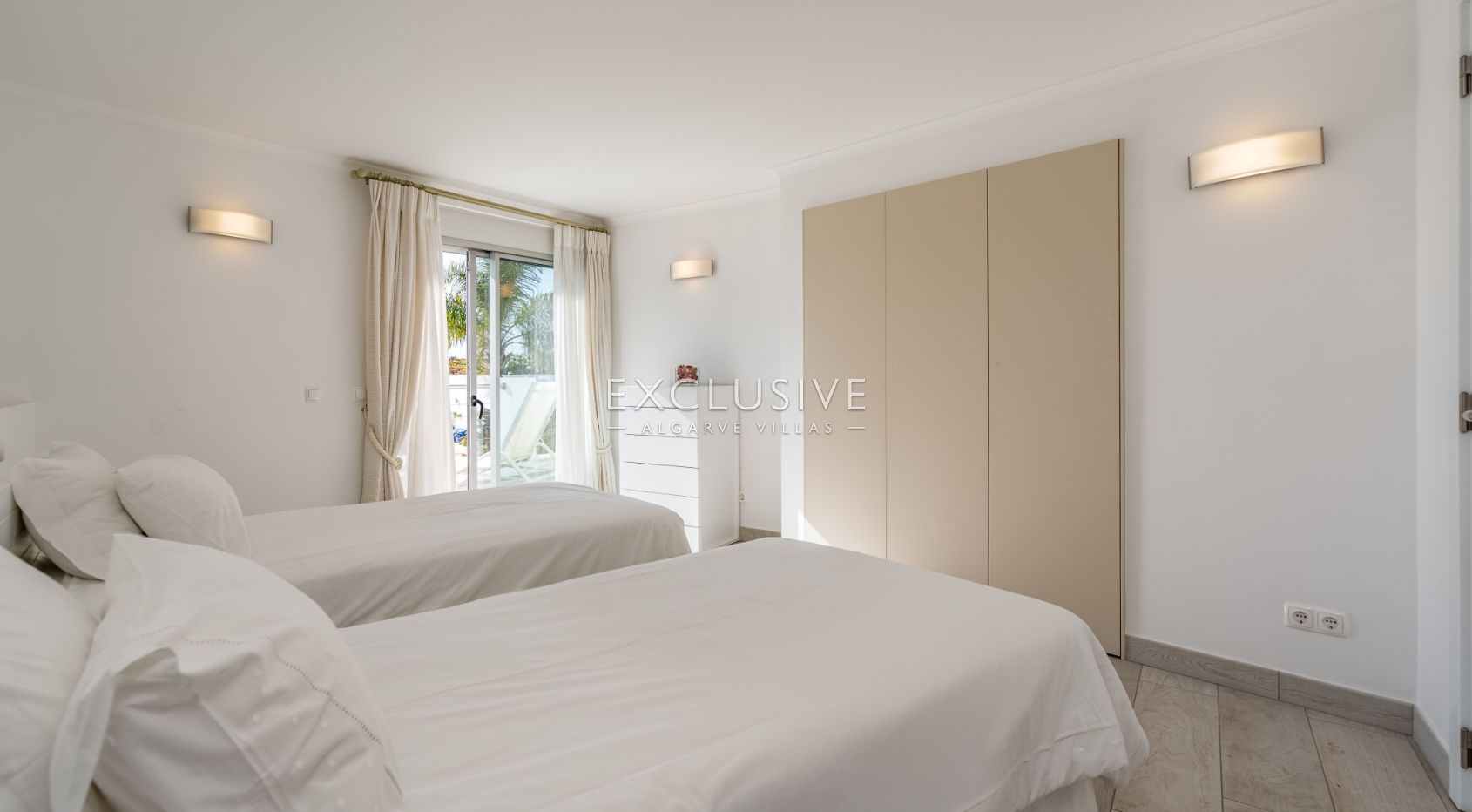 propriété de 6 chambres sur le front de mer à Praia da Luz, Algarve