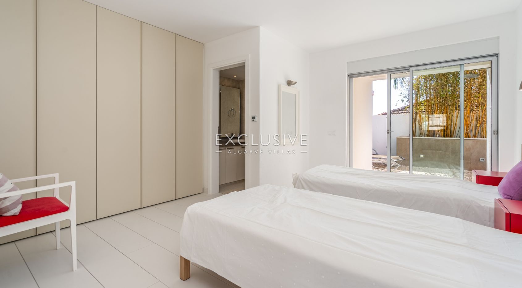 propriété de 6 chambres sur le front de mer à Praia da Luz, Algarve