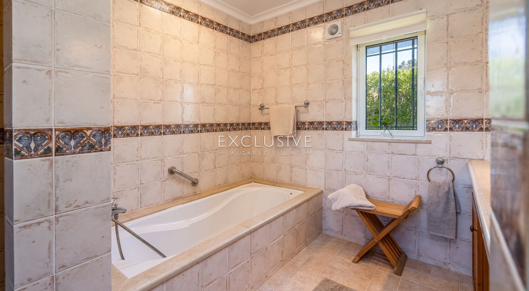 Villa met vier slaapkamers, zeezicht en verwarmd zwembad kopen in Luz, Algarve