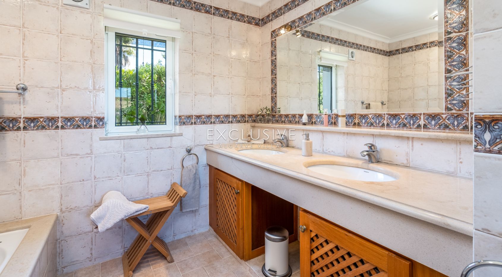 Villa met vier slaapkamers, zeezicht en verwarmd zwembad kopen in Luz, Algarve