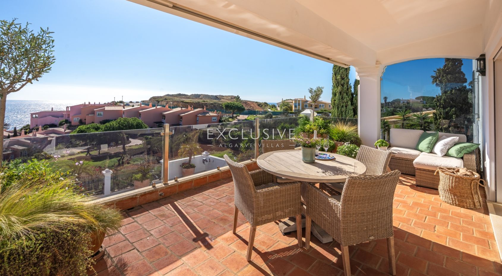 Villa met vier slaapkamers, zeezicht en verwarmd zwembad kopen in Luz, Algarve
