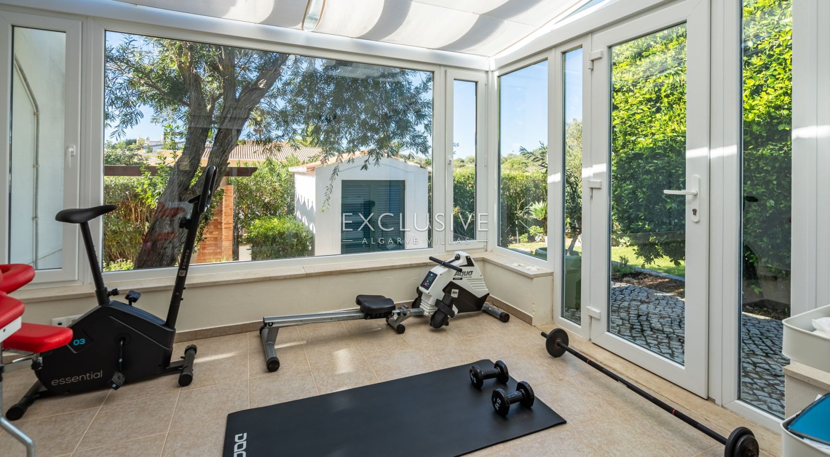 Villa met vier slaapkamers, zeezicht en verwarmd zwembad kopen in Luz, Algarve