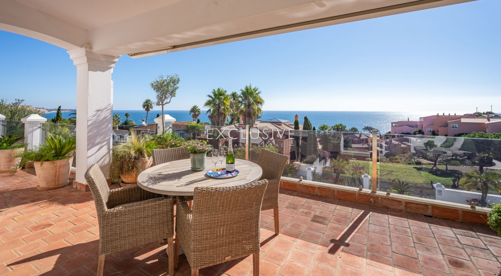 Villa met vier slaapkamers, zeezicht en verwarmd zwembad kopen in Luz, Algarve