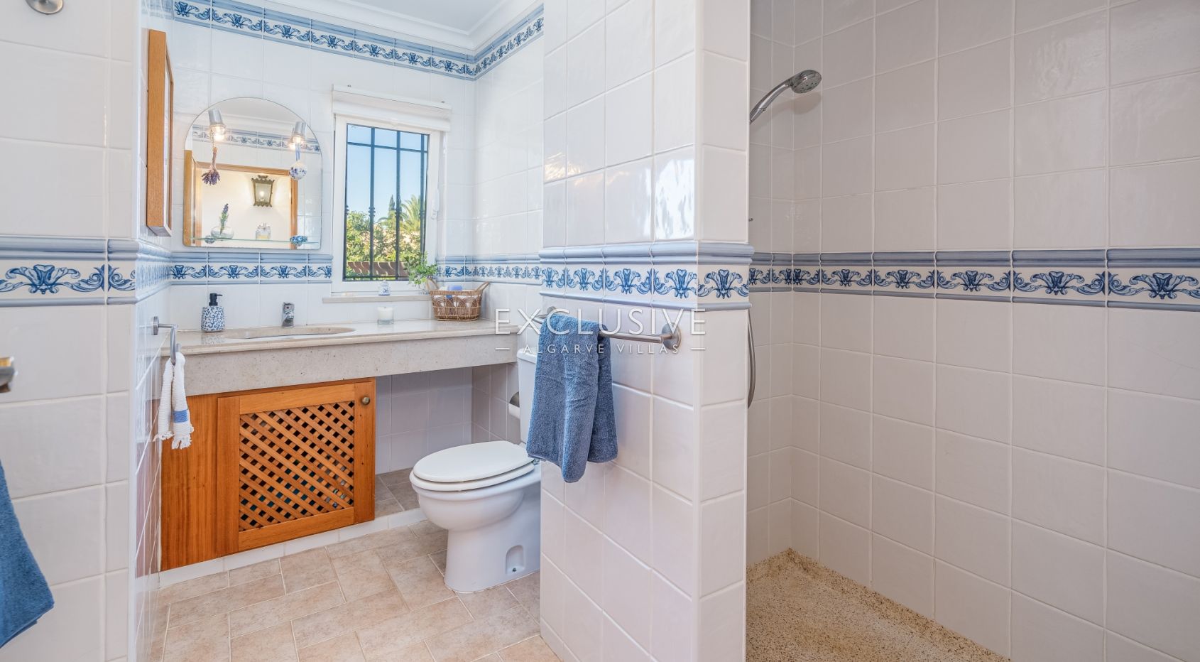 Villa met vier slaapkamers, zeezicht en verwarmd zwembad kopen in Luz, Algarve