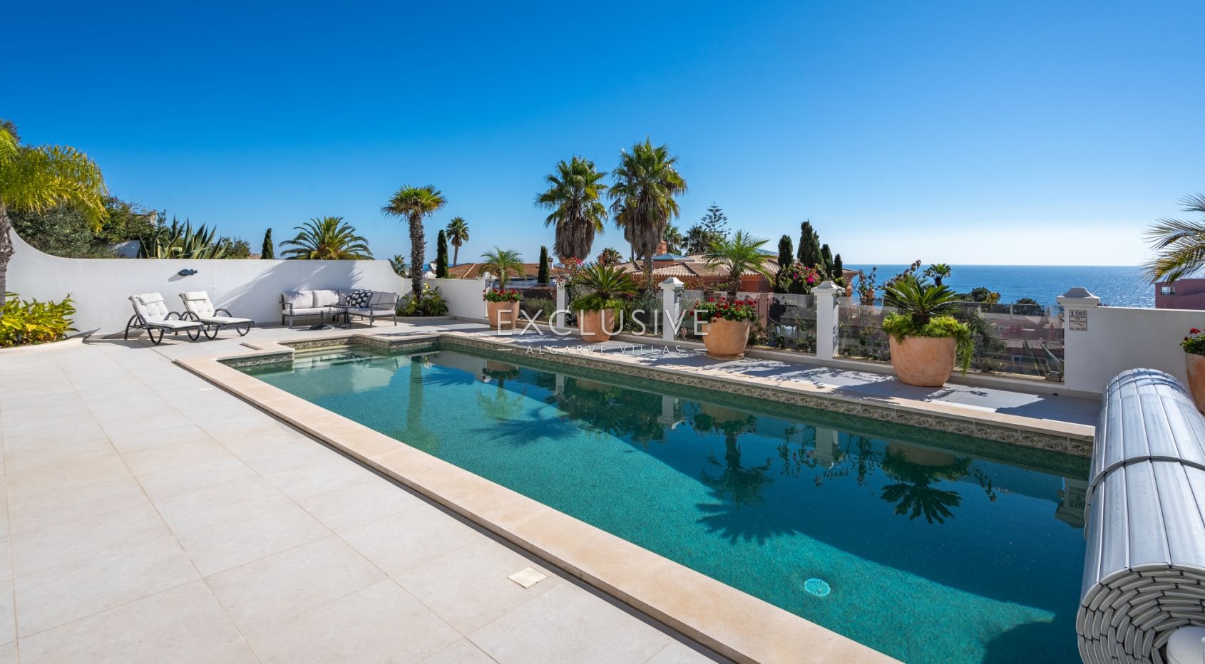 Villa met vier slaapkamers, zeezicht en verwarmd zwembad kopen in Luz, Algarve