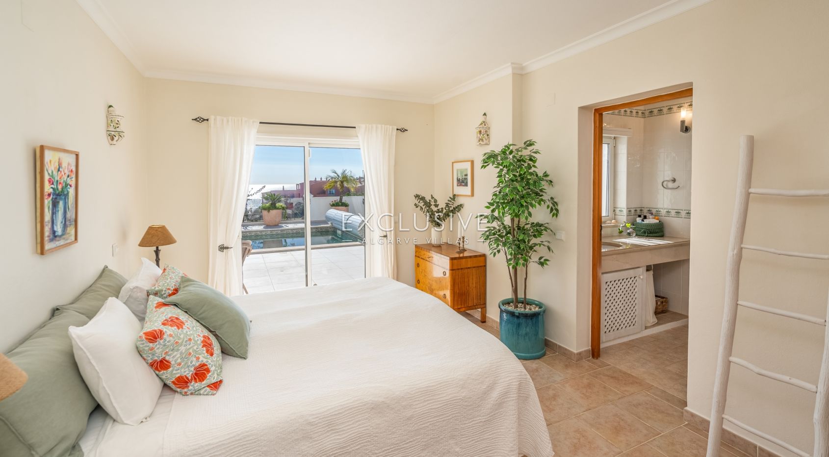 Villa met vier slaapkamers, zeezicht en verwarmd zwembad kopen in Luz, Algarve