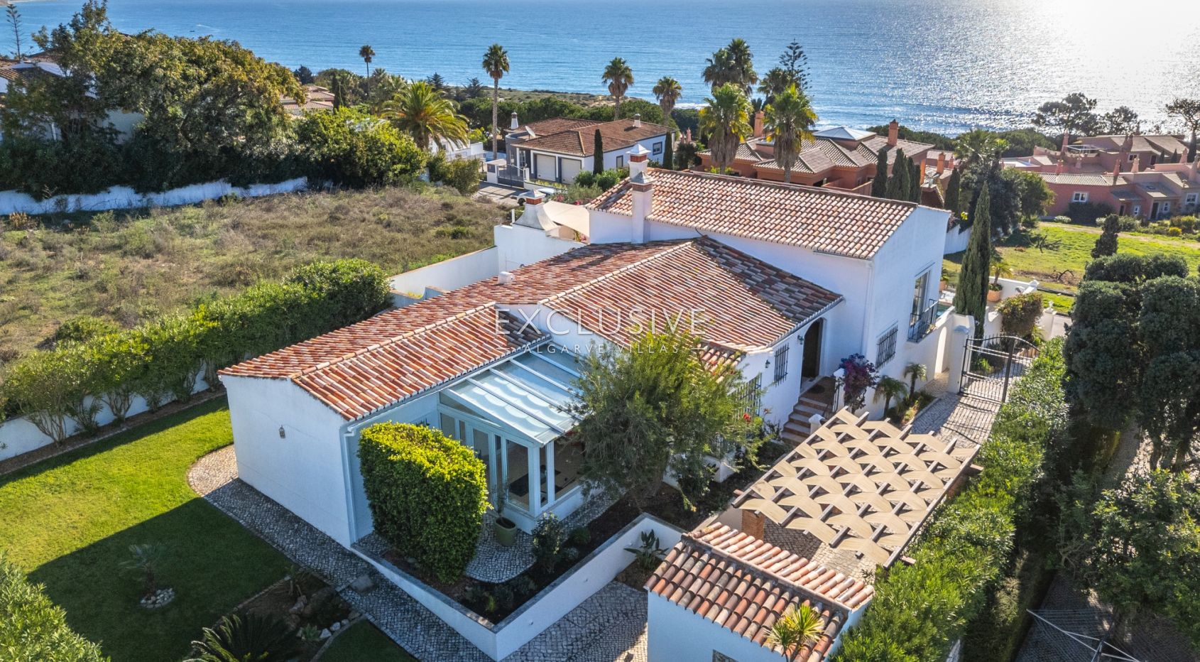 Villa met vier slaapkamers, zeezicht en verwarmd zwembad kopen in Luz, Algarve