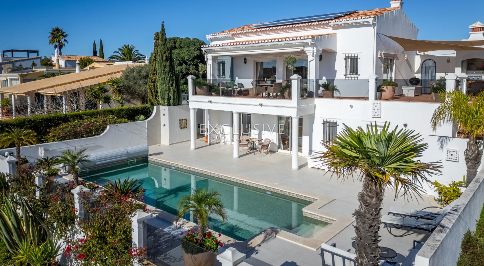 Villa met vier slaapkamers, zeezicht en verwarmd zwembad kopen in Luz, Algarve