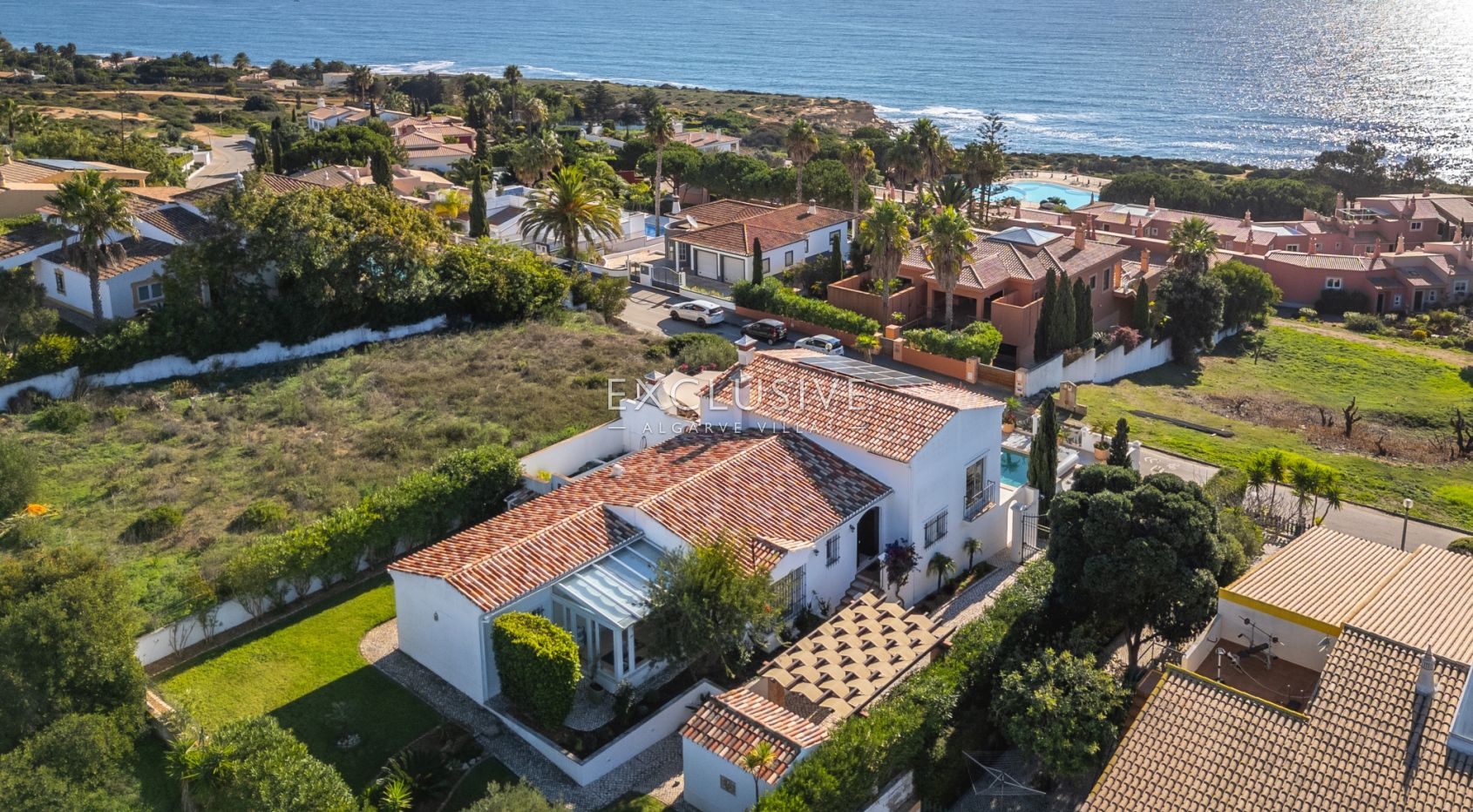 Villa met vier slaapkamers, zeezicht en verwarmd zwembad kopen in Luz, Algarve